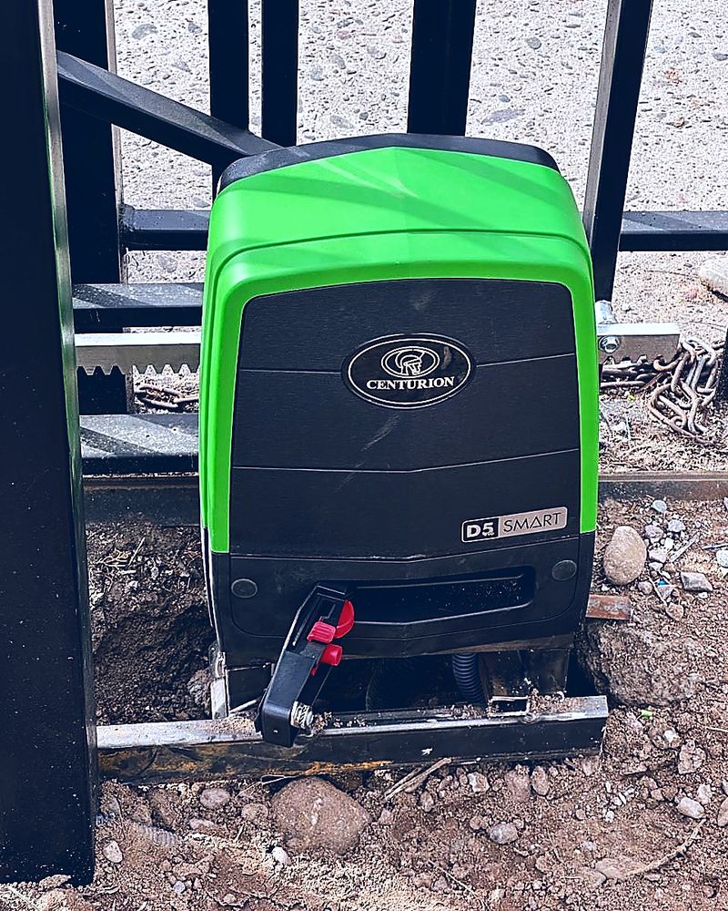 Operador de portón corredero instalado en un condominio