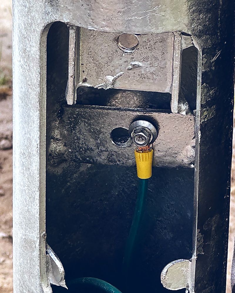 Conexión de puesta a tierra en poste
