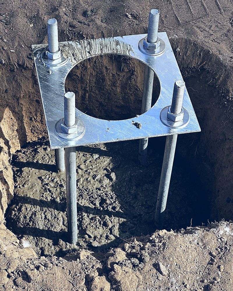 Montaje de poste solar en obra