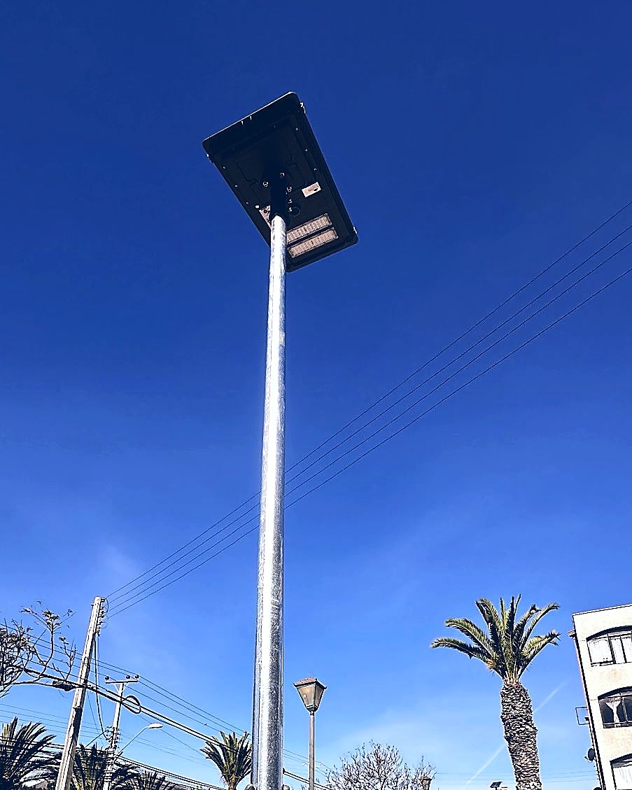Luminaria solar LED instalada sobre poste