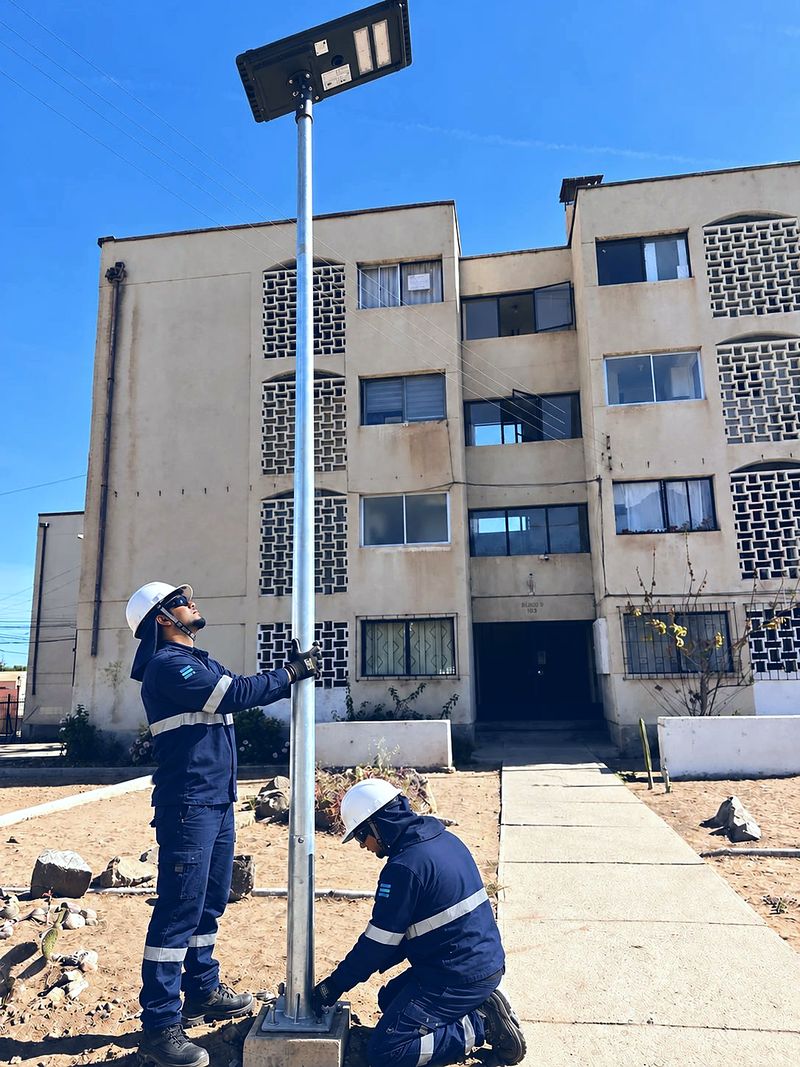Montaje de un poste de alumbrado solar en un condominio